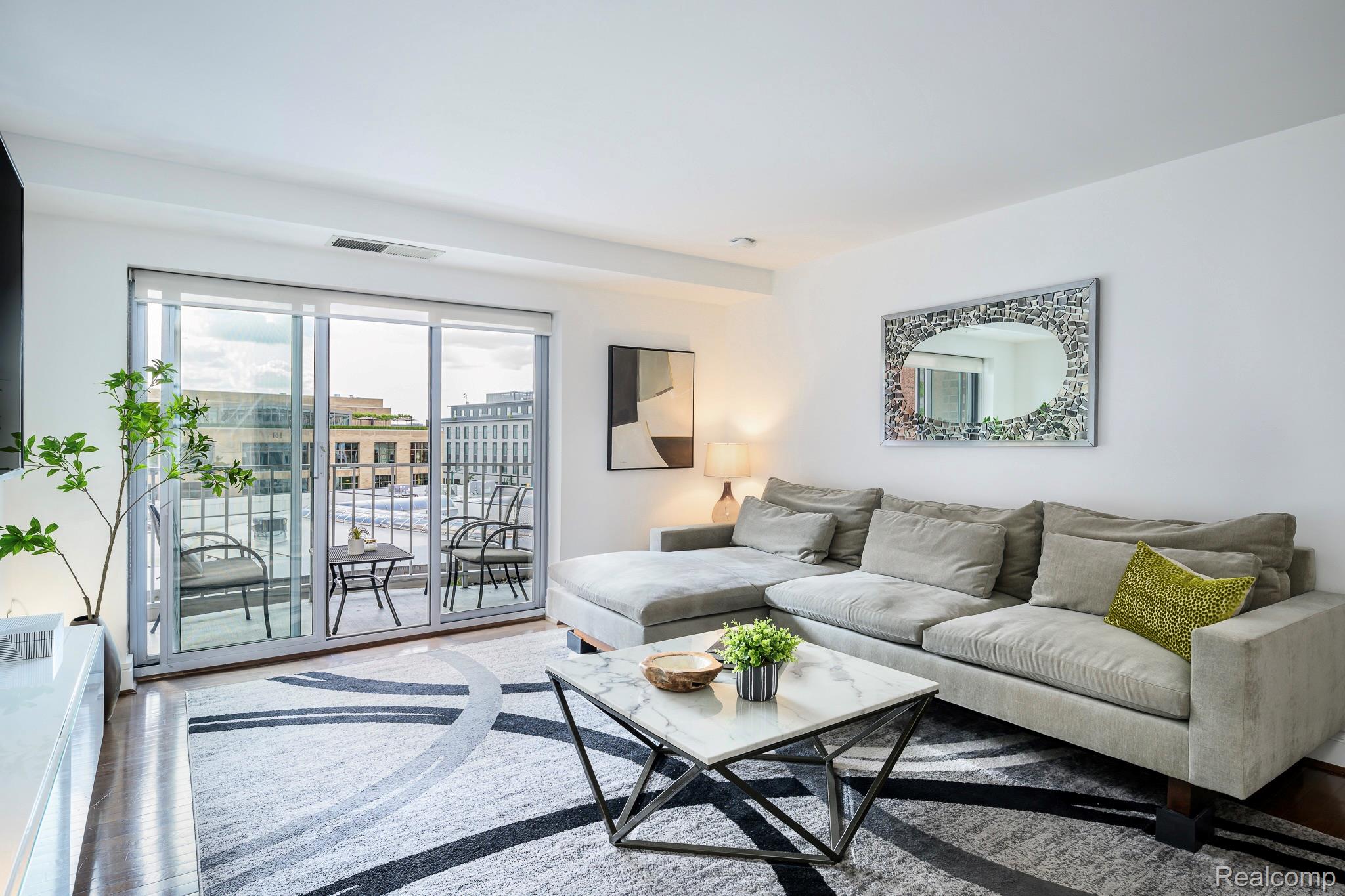 411 S Old Woodward Avenue 529