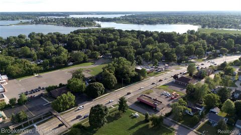 1302 W Huron Street Waterford Charter Township MI 48328