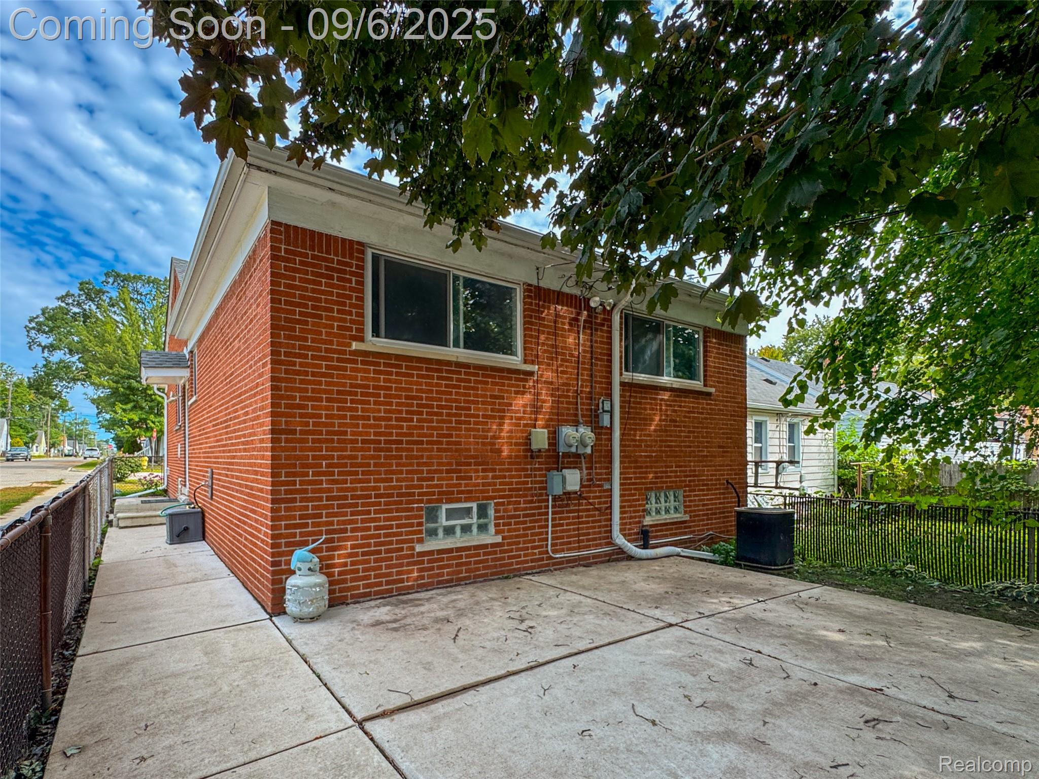 Dearborn City, Michigan 48124, United States, 3 Bedrooms Bedrooms, ,2 BathroomsBathrooms,Residential,Pending,204790
