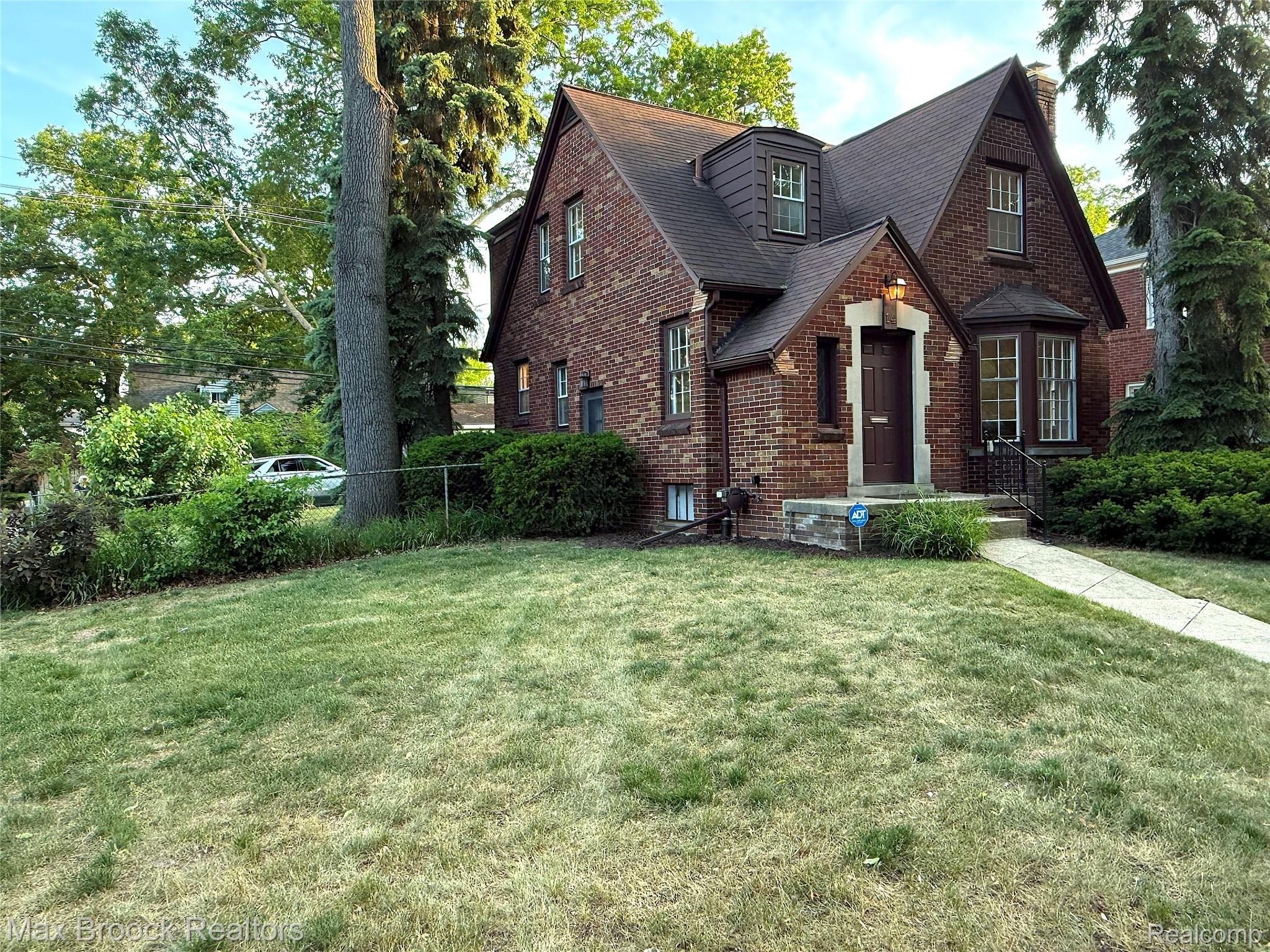 14 Fairwood Boulevard