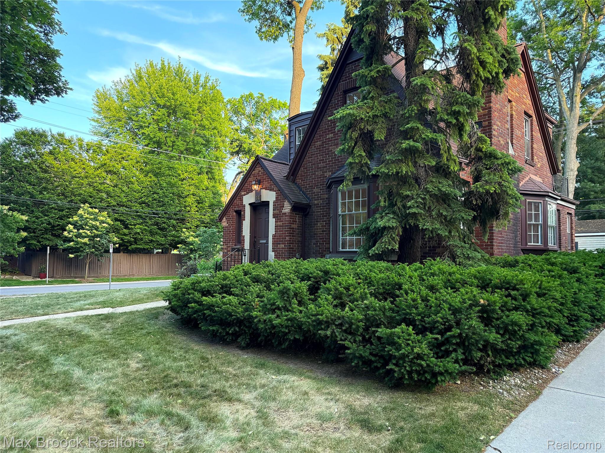 14 Fairwood Boulevard