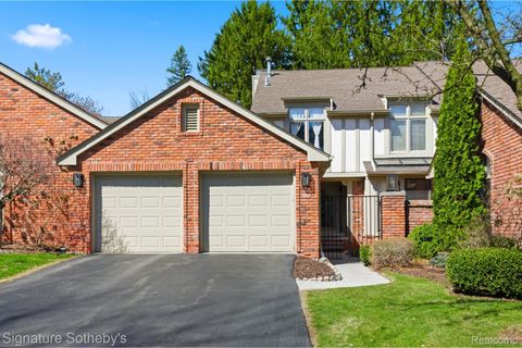 Photo of 24122 Bingham Pointe Drive #24, Bingham Farms Village, MI 48025 (MLS # 20261023982)