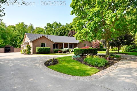 960 Eckford Drive Troy City MI 48085