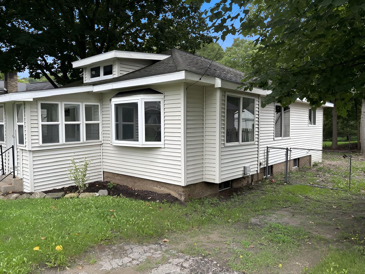 309 W Riverside Drive