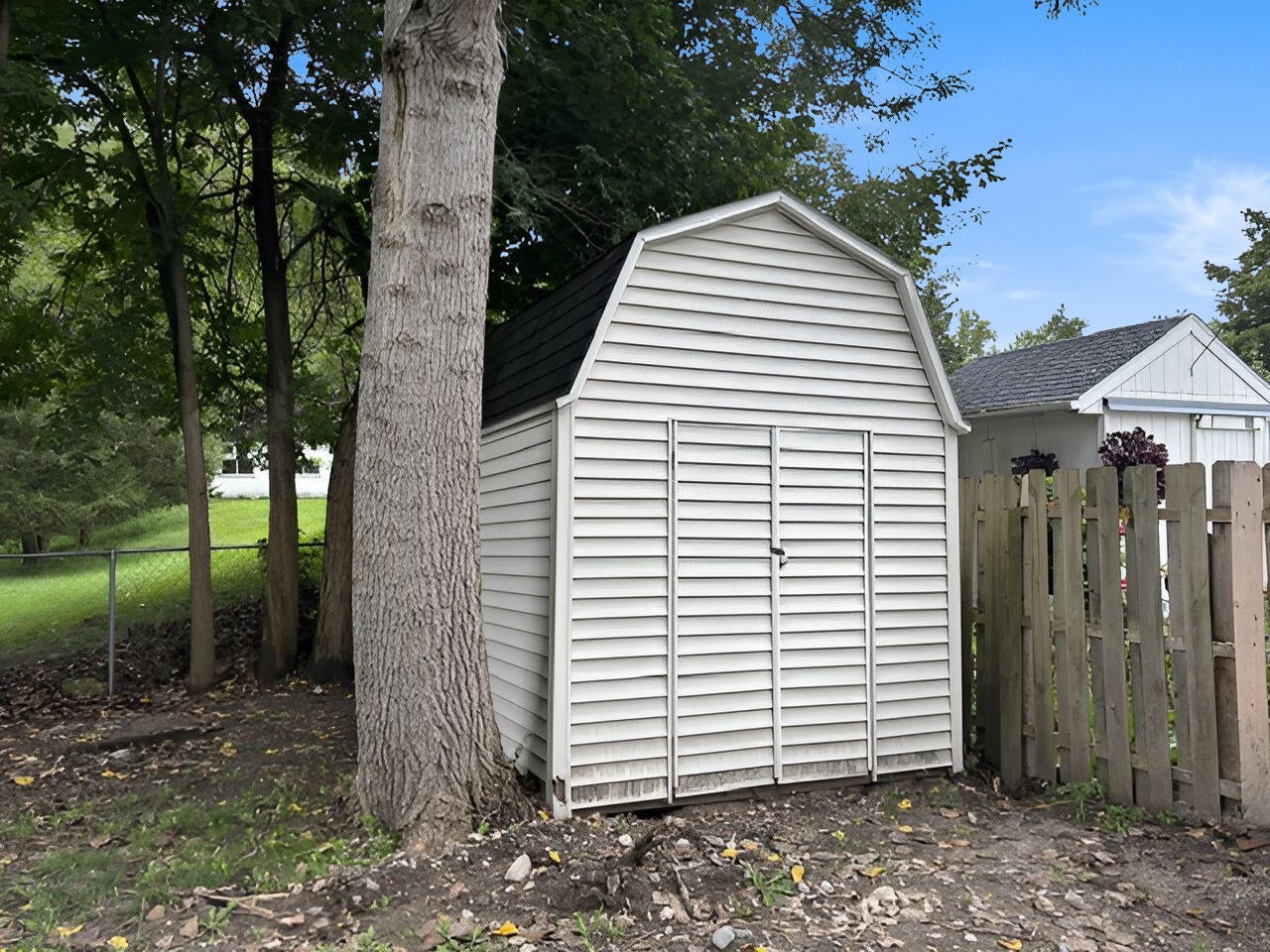 309 W Riverside Drive