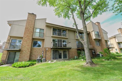 Photo of 804 S Oak Brook Ridge Drive #149, Rochester Hills City, MI 48307 (MLS # 20261037598)