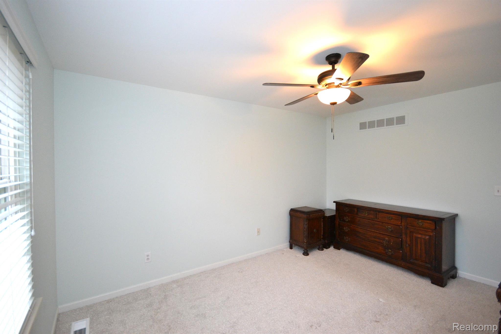 WaterfordCharterTownship_Oakland, Michigan 48328, United States, 2 Bedrooms Bedrooms, ,2 BathroomsBathrooms,Residential,Active,99499