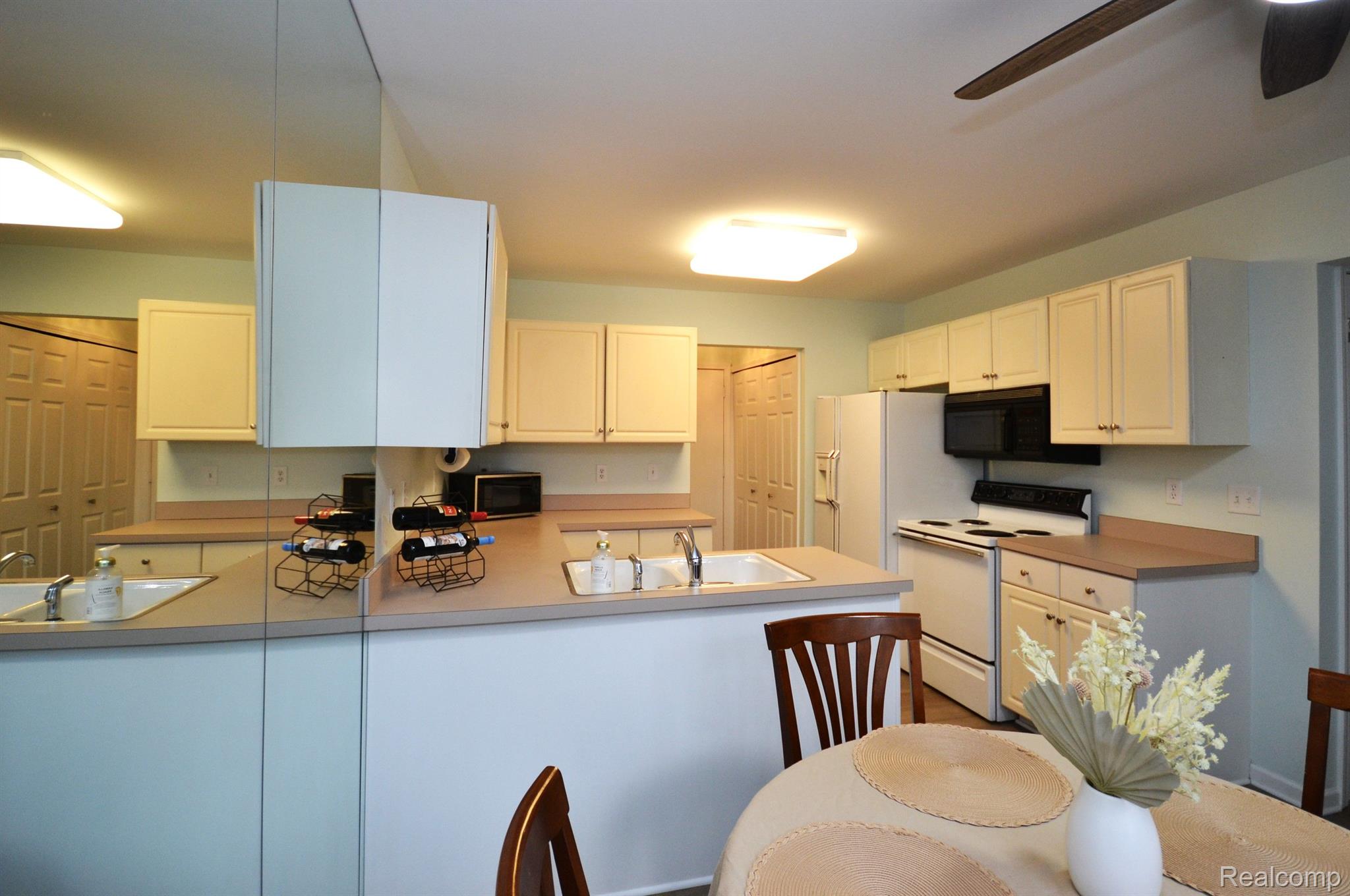 WaterfordCharterTownship_Oakland, Michigan 48328, United States, 2 Bedrooms Bedrooms, ,2 BathroomsBathrooms,Residential,Active,99499