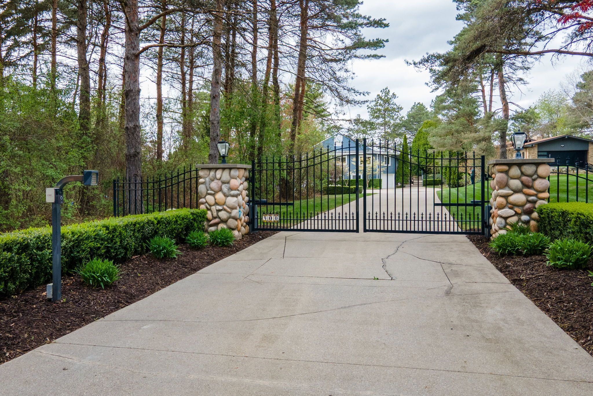 900 INDIANWOOD Road