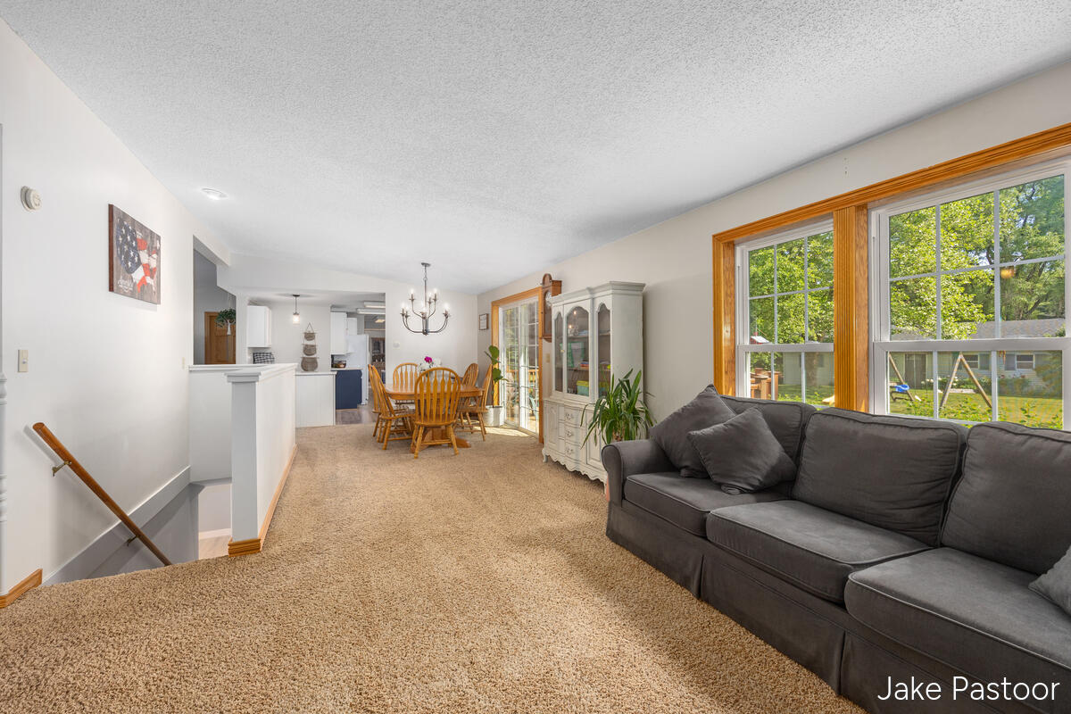 9951 10 Mile Road NE