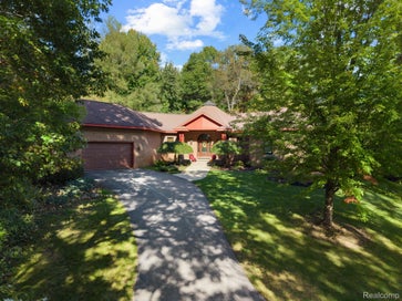 328 Kingslyn Farms Ct Court Brandon Charter Township MI 48371