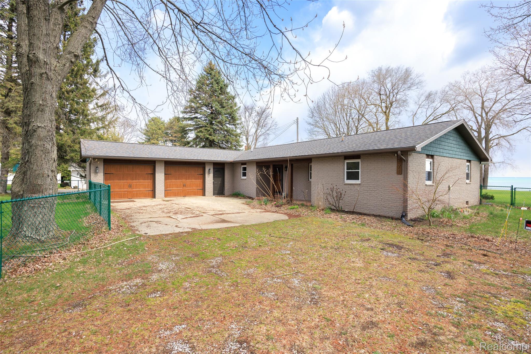 8171 Lakeshore Road