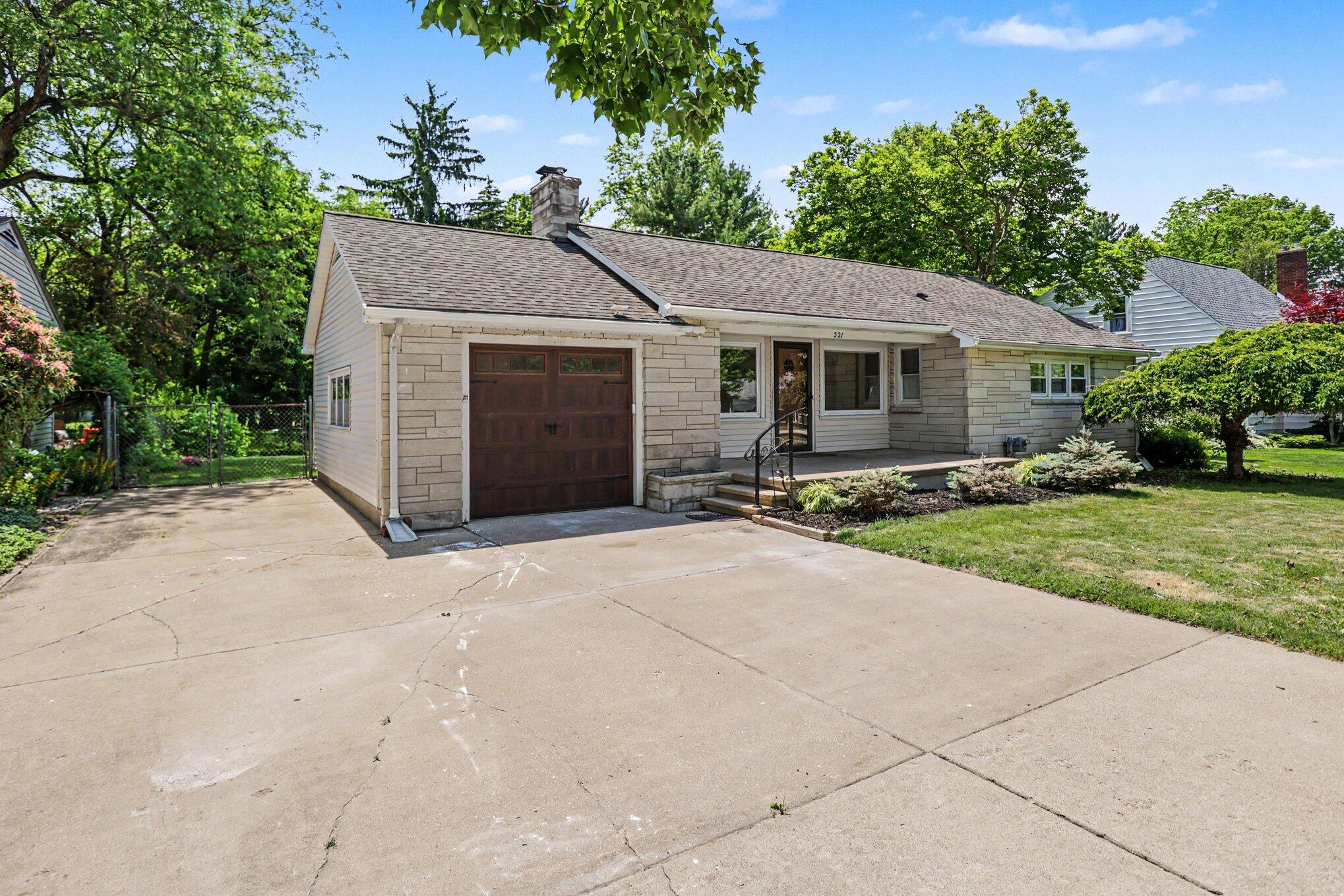 521 North Drive W
