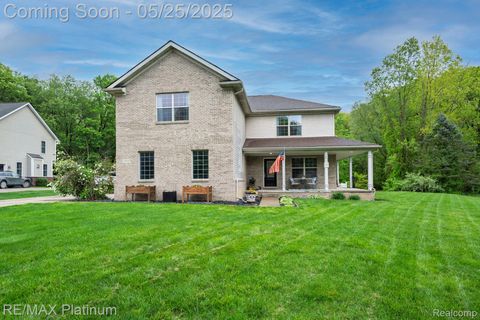 2038 PINE BLUFFS CT Highland Charter Township MI 48357
