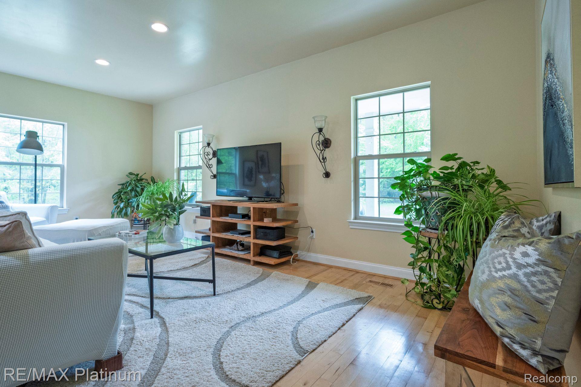 2038 PINE BLUFFS CT