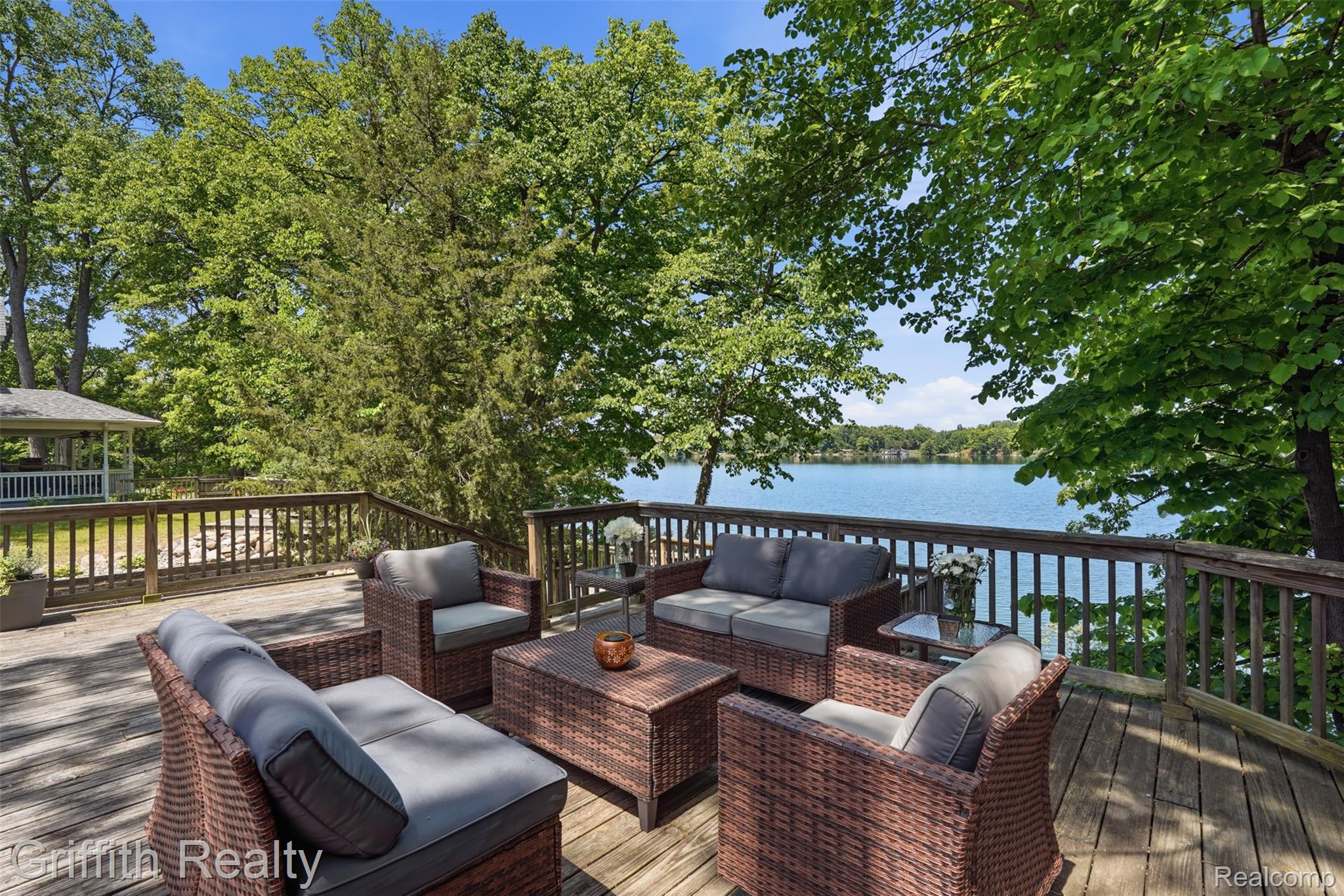 6262 Briggs Lake Drive