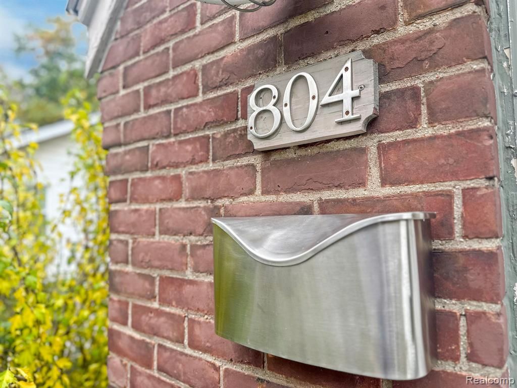 804 W MARSHALL Street
