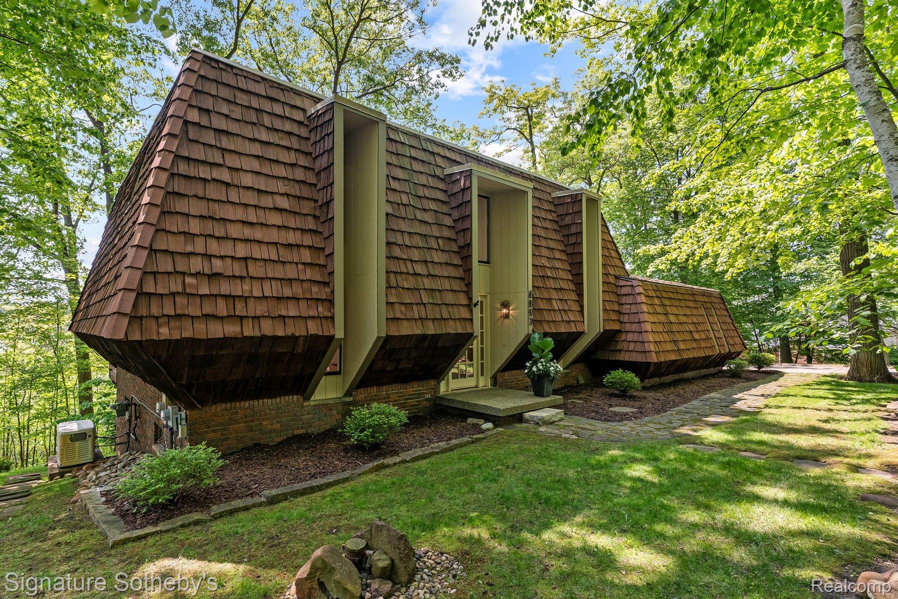 6897 DEERHILL Drive