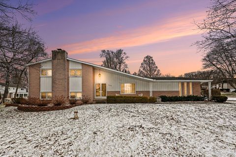 8635 Sandy Crest Drive White Lake Charter Township MI 48386