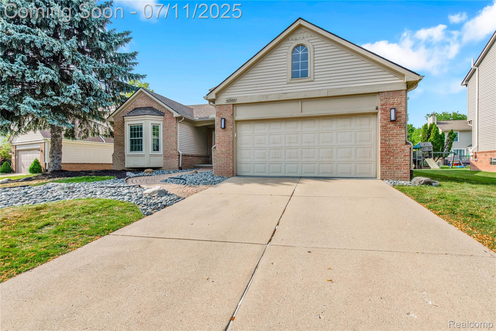 42984 SANDSTONE Drive