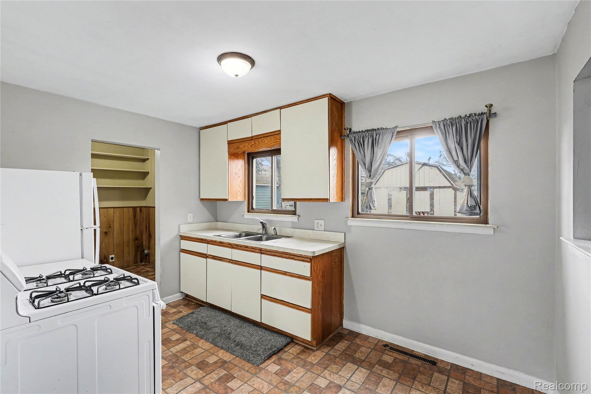 2423 N Long Lake Road