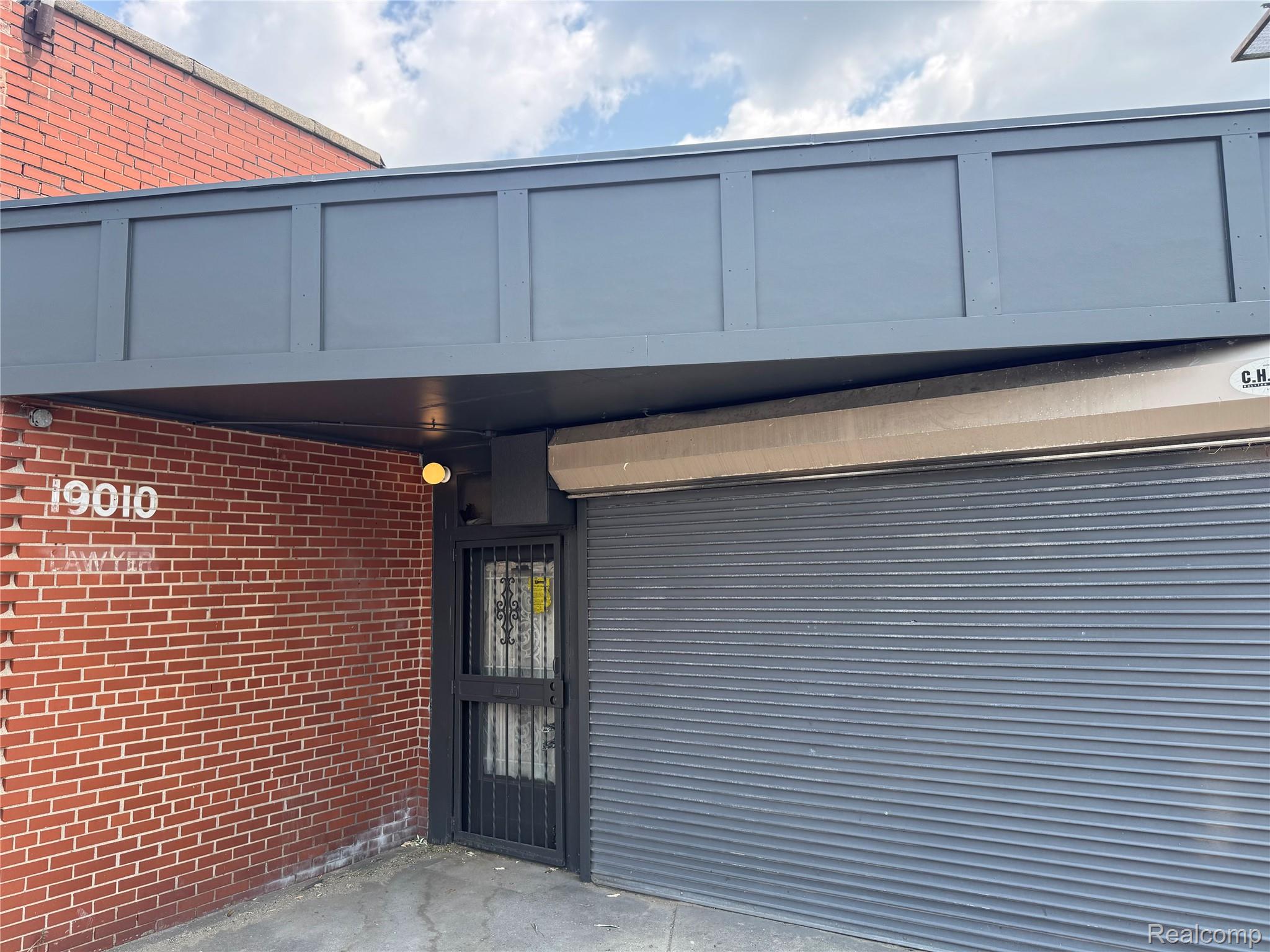 19010 Woodward Avenue