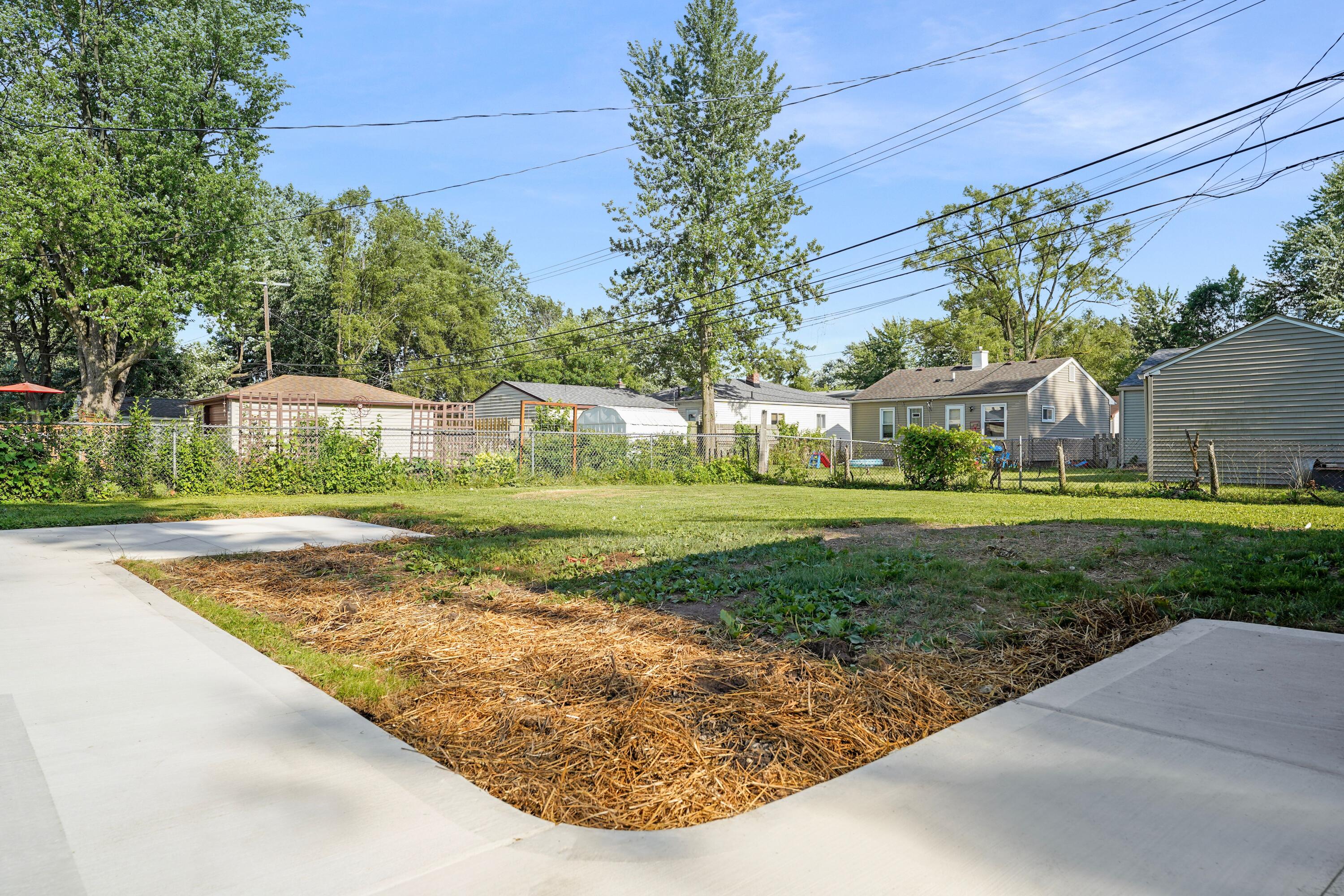 102 E Dallas Avenue