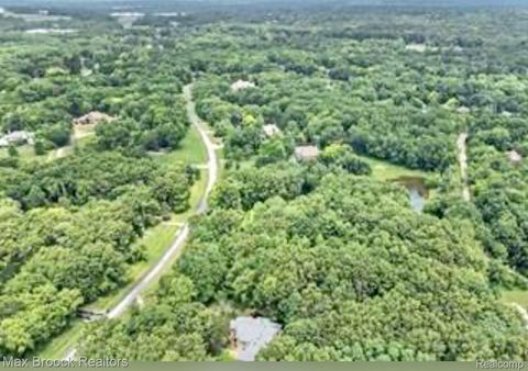 1078 N RAVENSVIEW Trail NW Milford Charter Township MI 48381