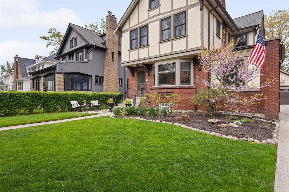 533 Gladstone Drive SE