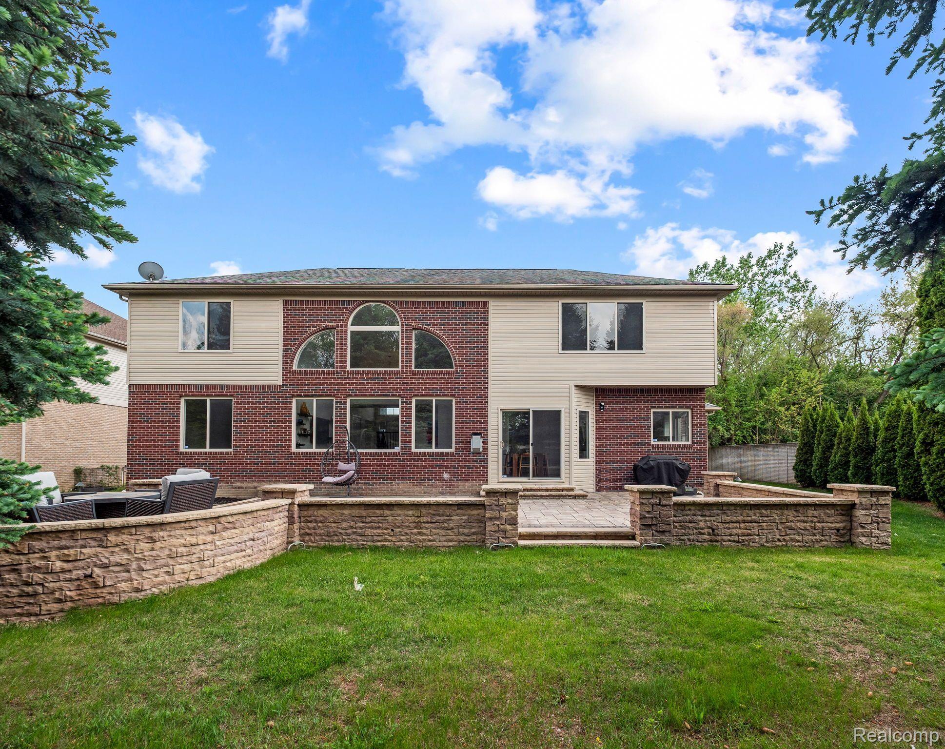 1231 BURNS Drive