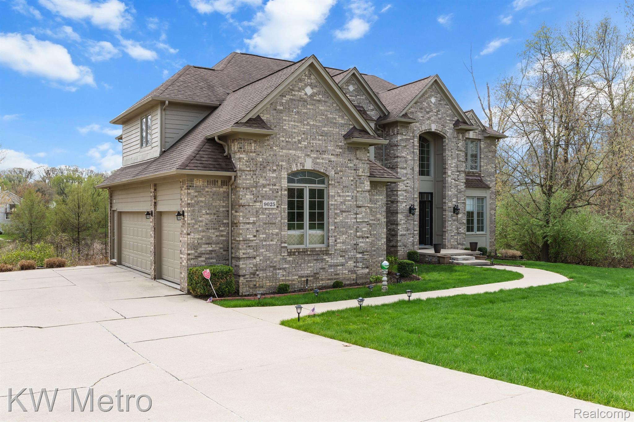 9025 HURON BLUFFS Drive