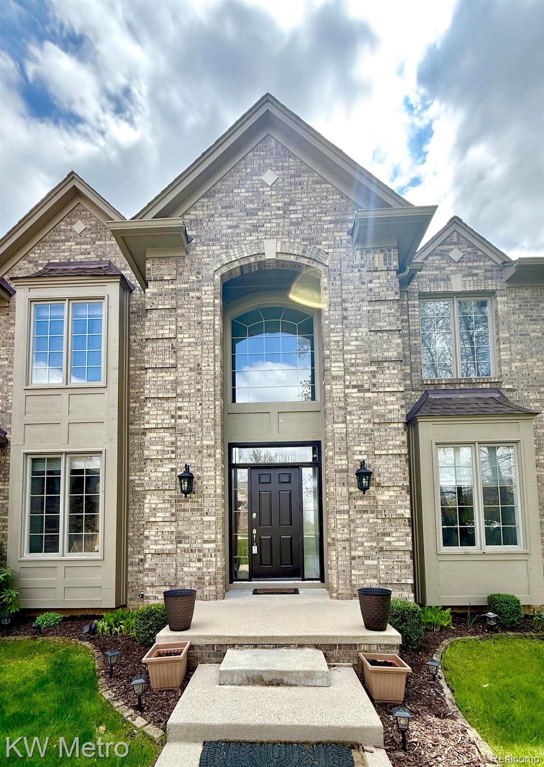 9025 HURON BLUFFS Drive