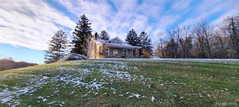 5025 N Hickory Ridge Road Highland Charter Township MI 48357