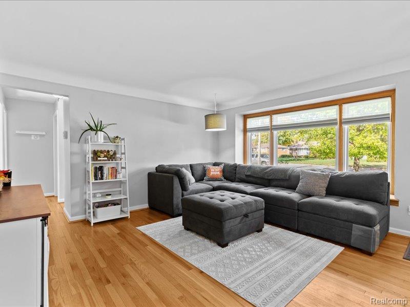 35129 W Chicago Street