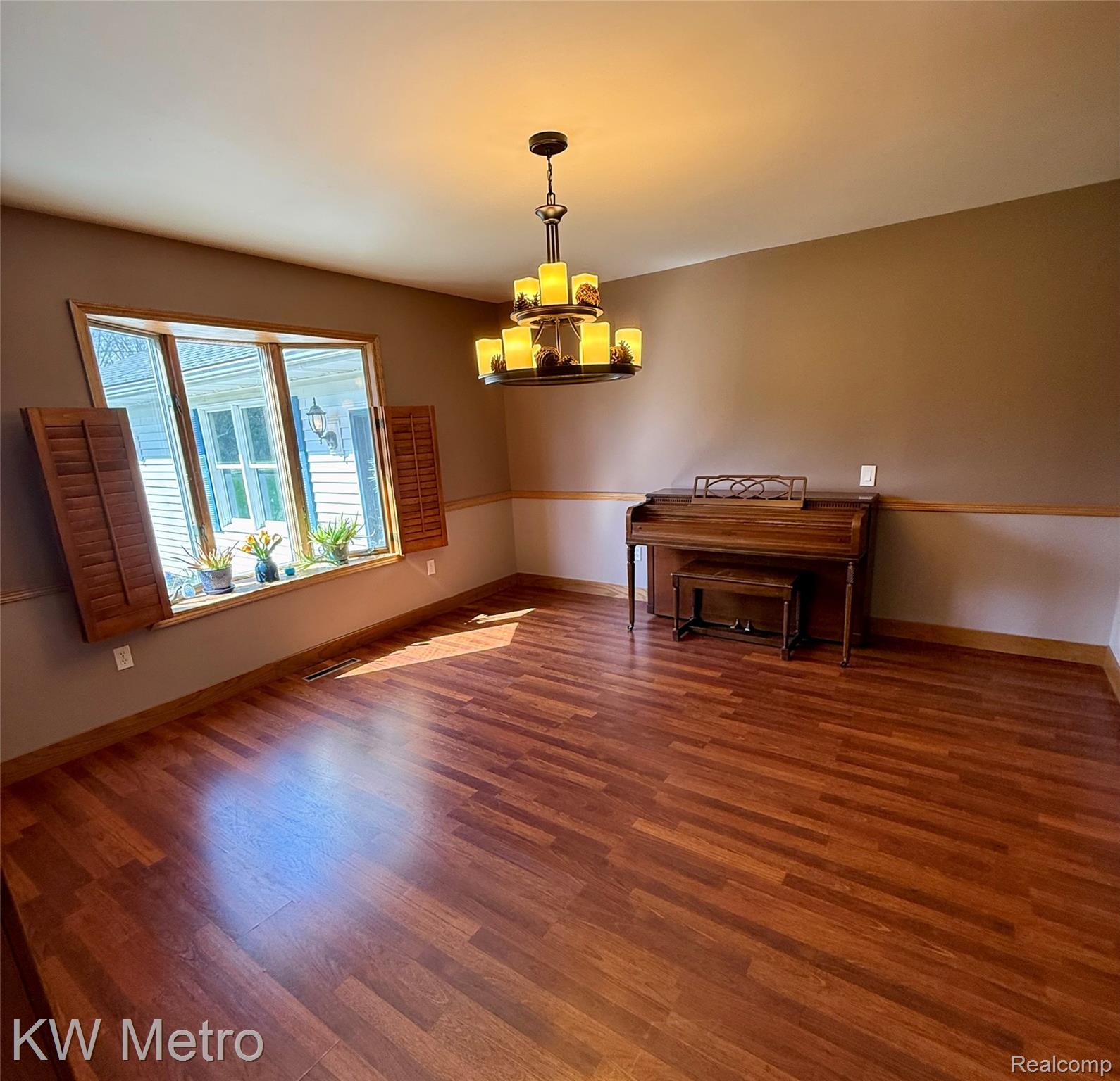 2949 E Hillside Drive