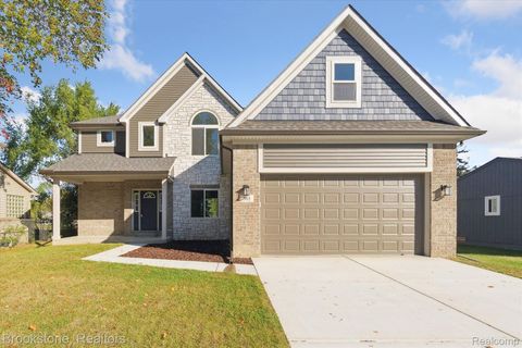 365 Hartland Dr Troy City MI 48083