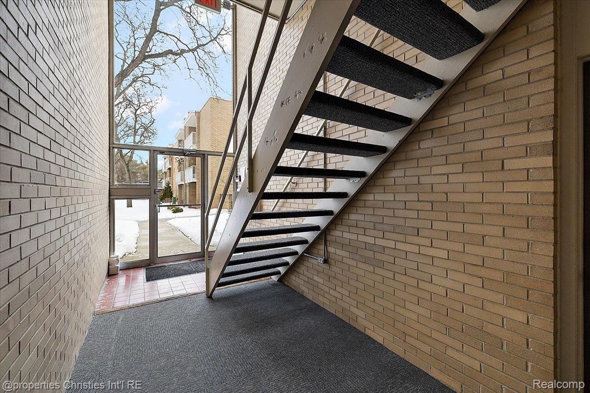 4921 Crooks Road N 3