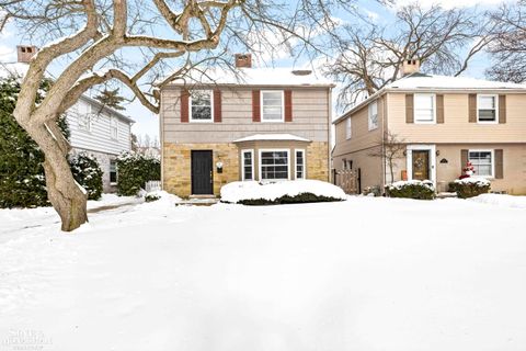 25 VILLAGE Lane Grosse Pointe City MI 48230