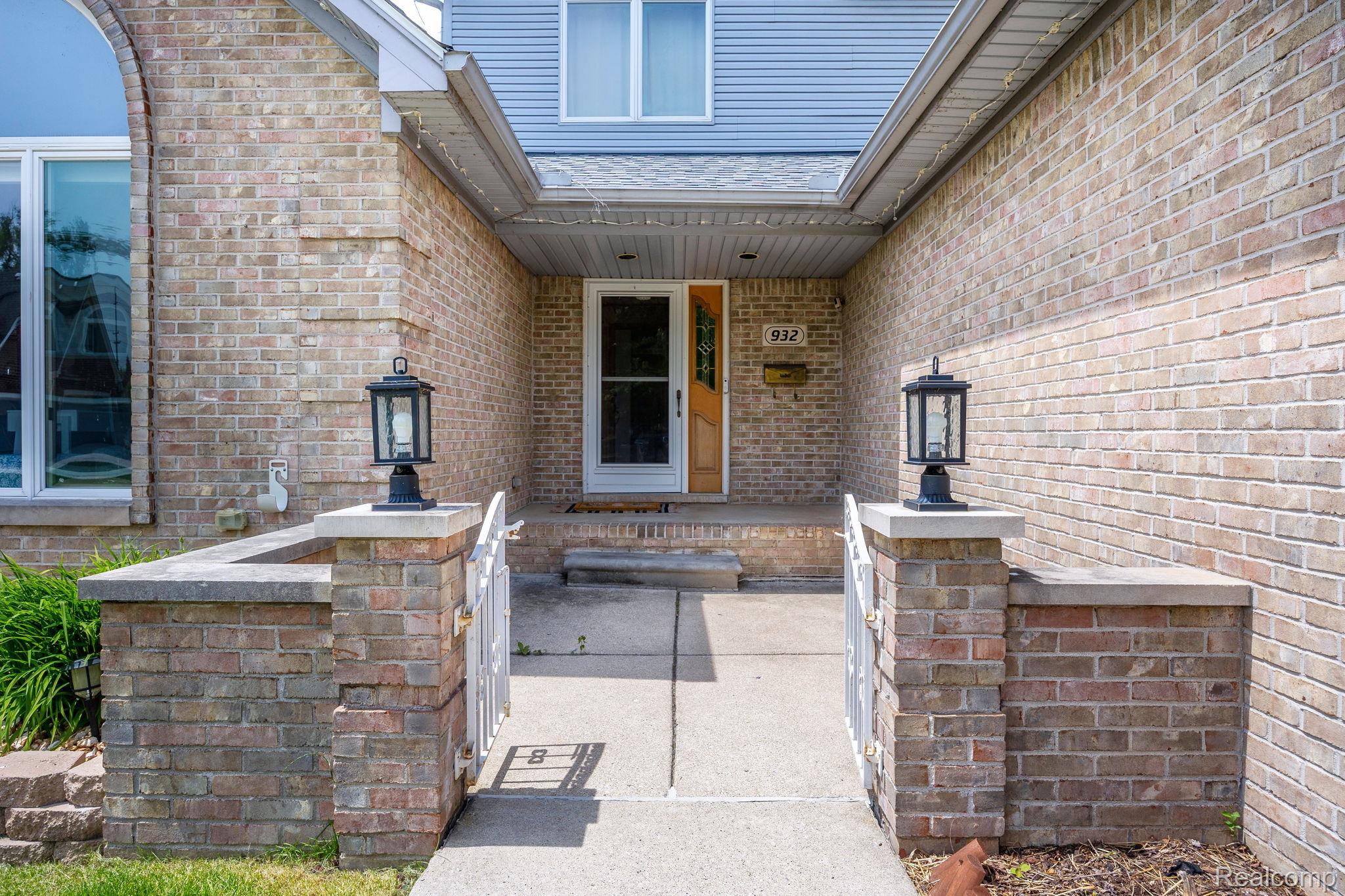 932 River Court