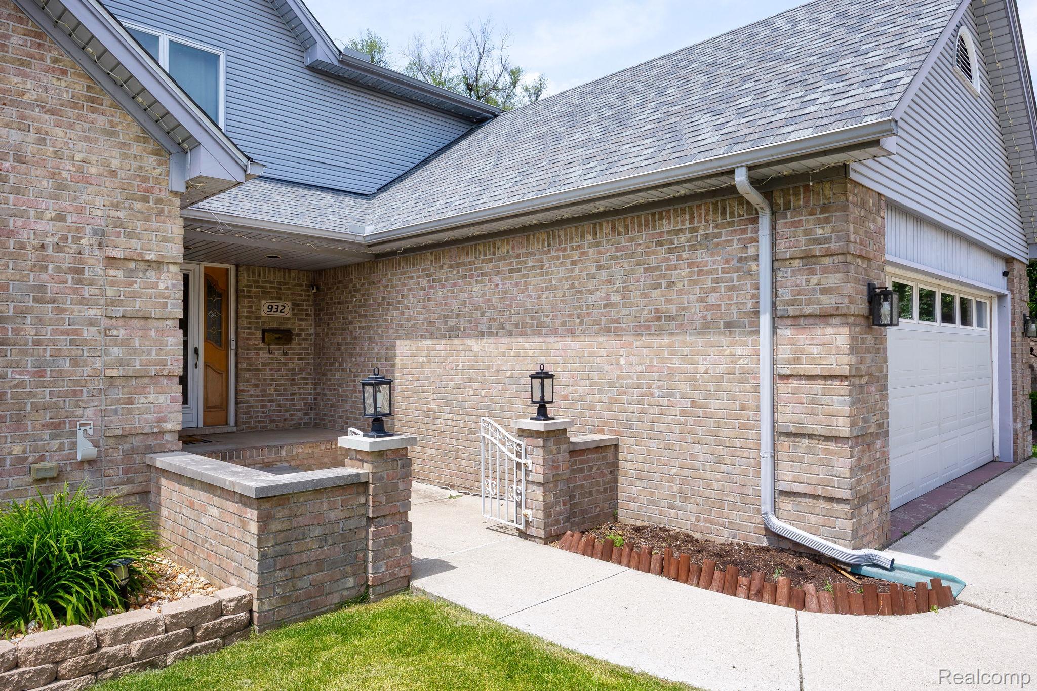 932 River Court