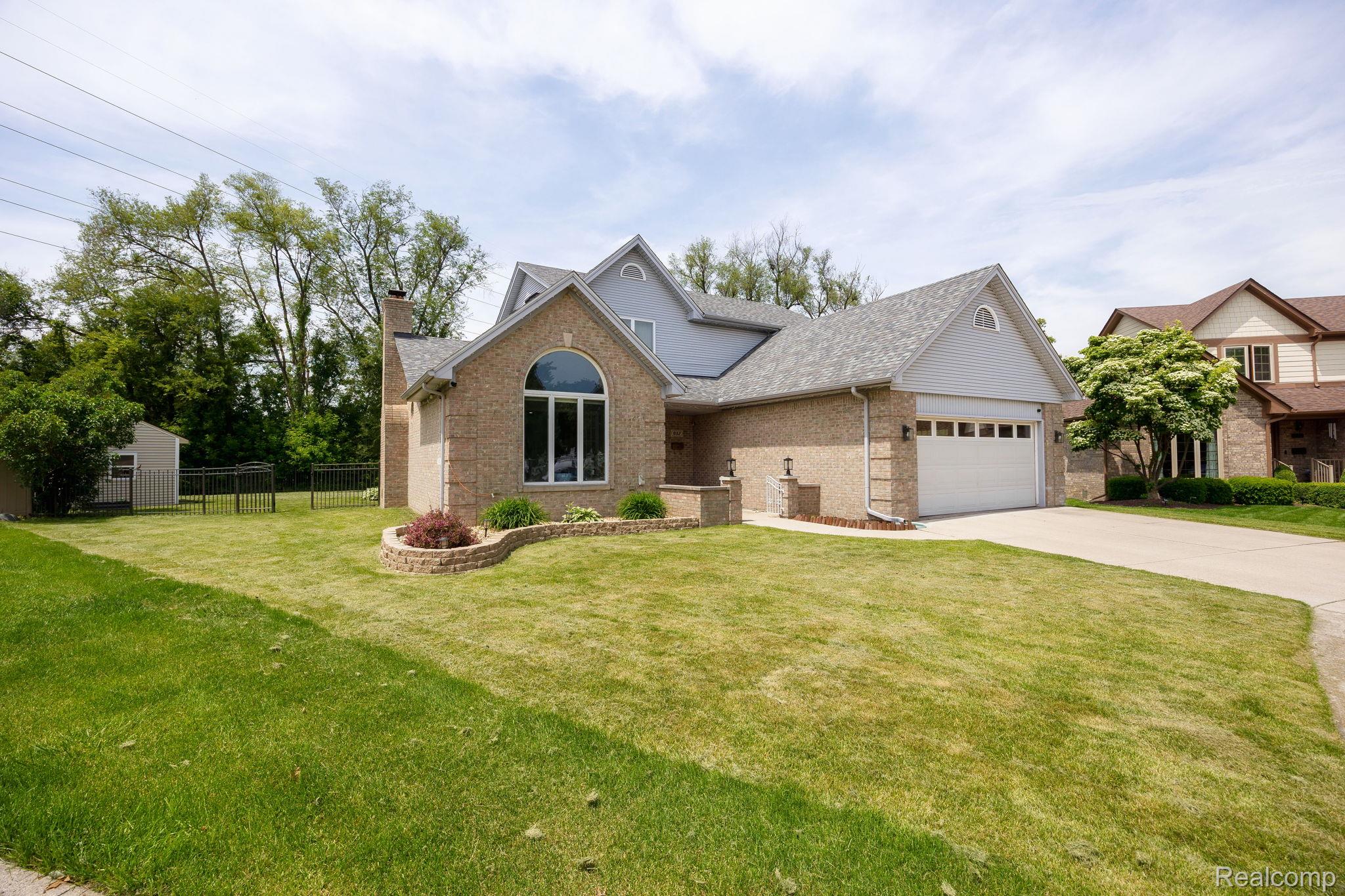 932 River Court