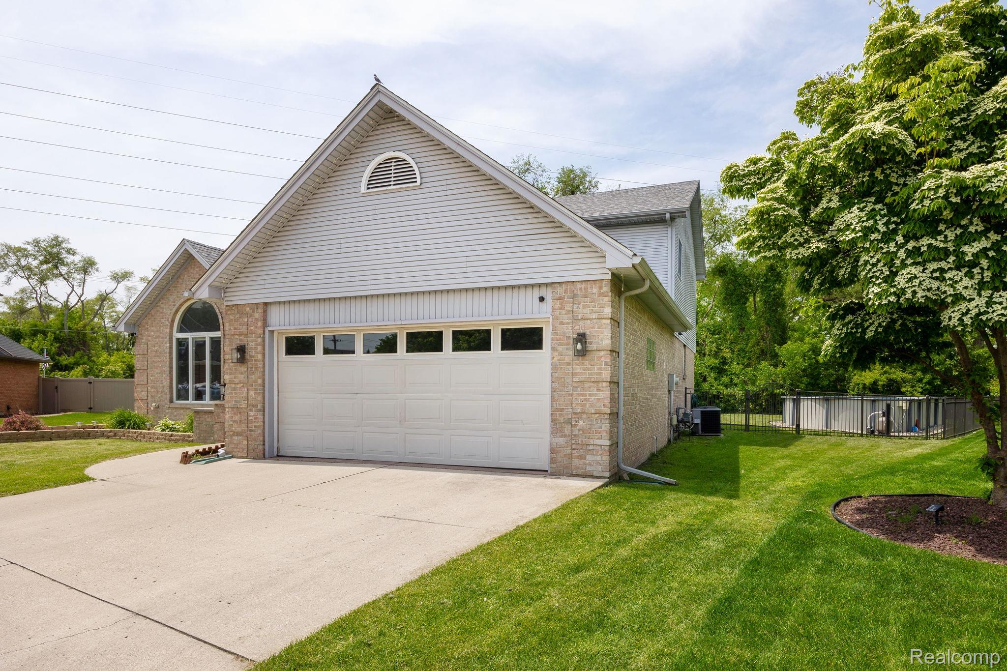 932 River Court