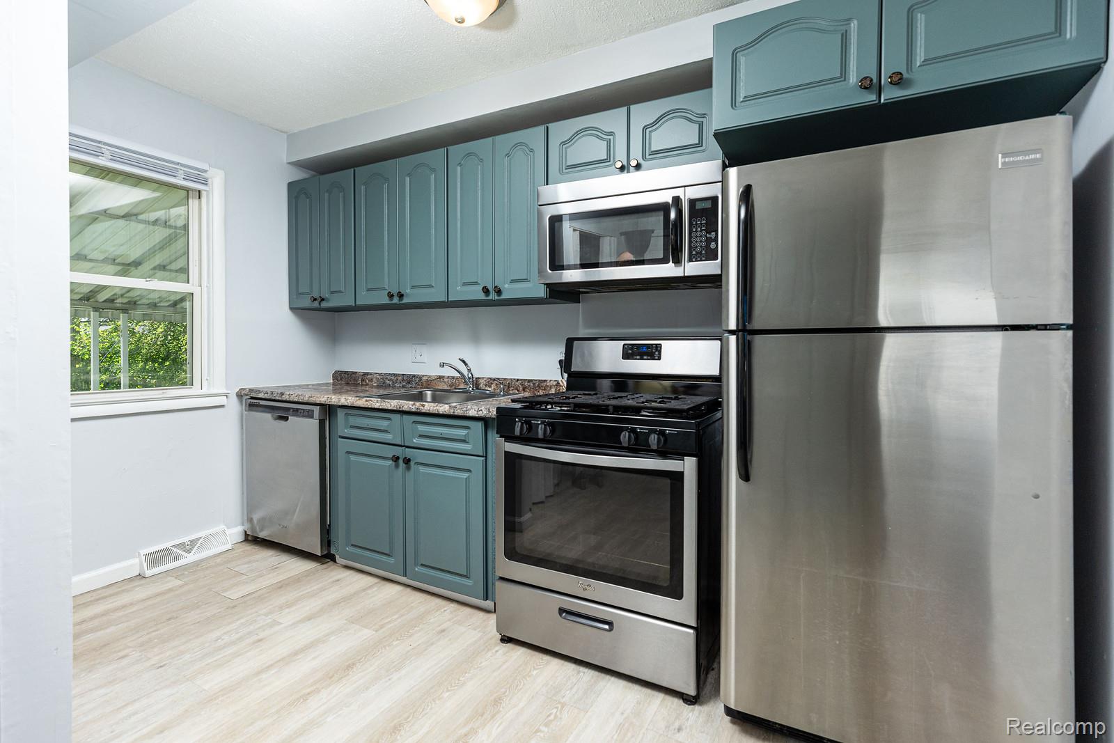 Madison Heights City, Michigan 48071, United States, 2 Bedrooms Bedrooms, ,1 BathroomBathrooms,Residential,Active,188131