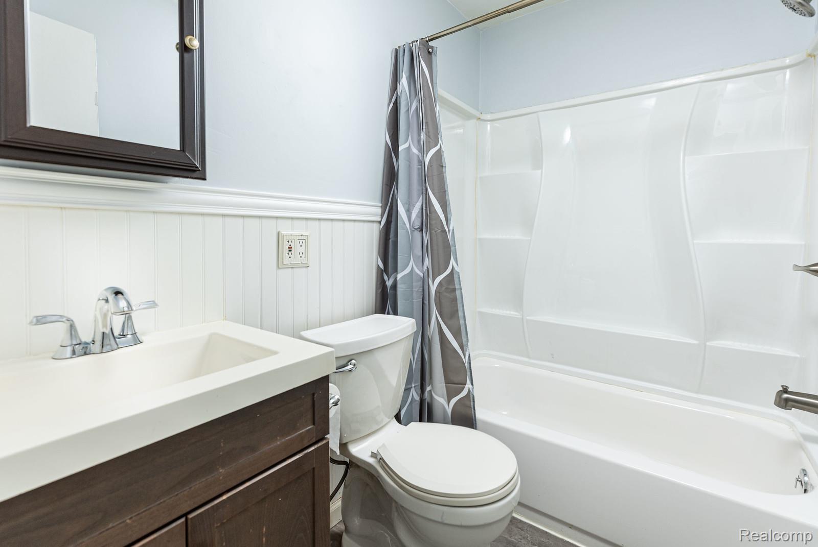 Madison Heights City, Michigan 48071, United States, 2 Bedrooms Bedrooms, ,1 BathroomBathrooms,Residential,Active,188131