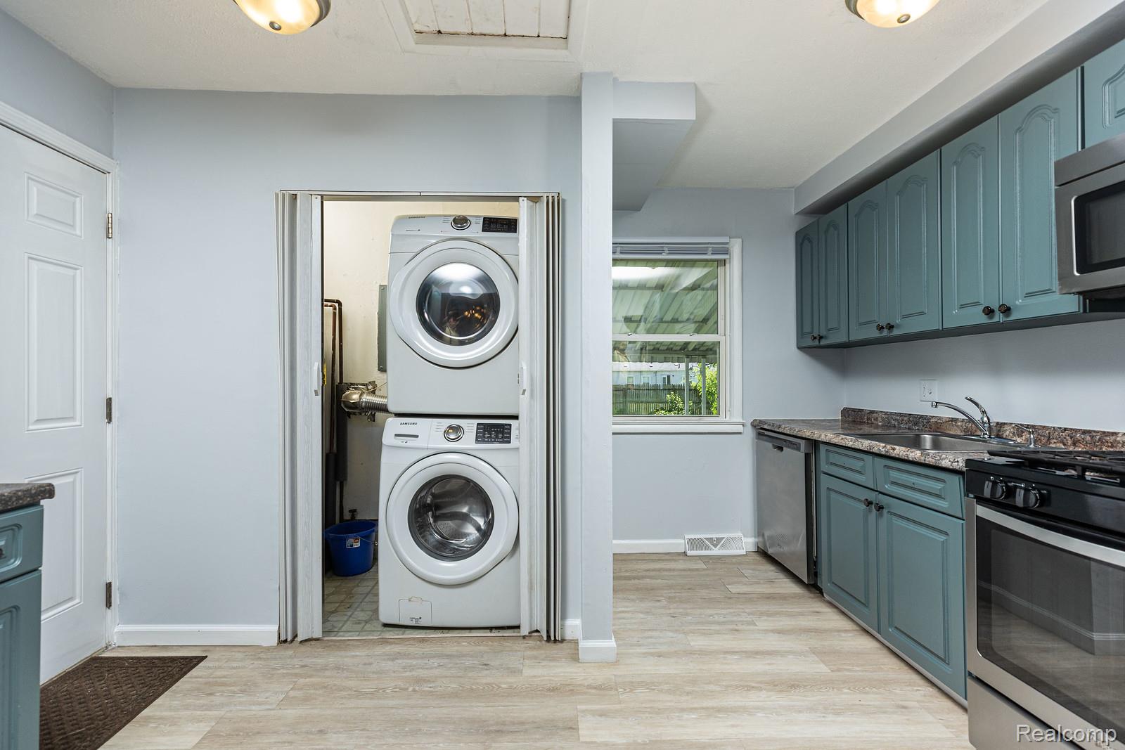 Madison Heights City, Michigan 48071, United States, 2 Bedrooms Bedrooms, ,1 BathroomBathrooms,Residential,Active,188131