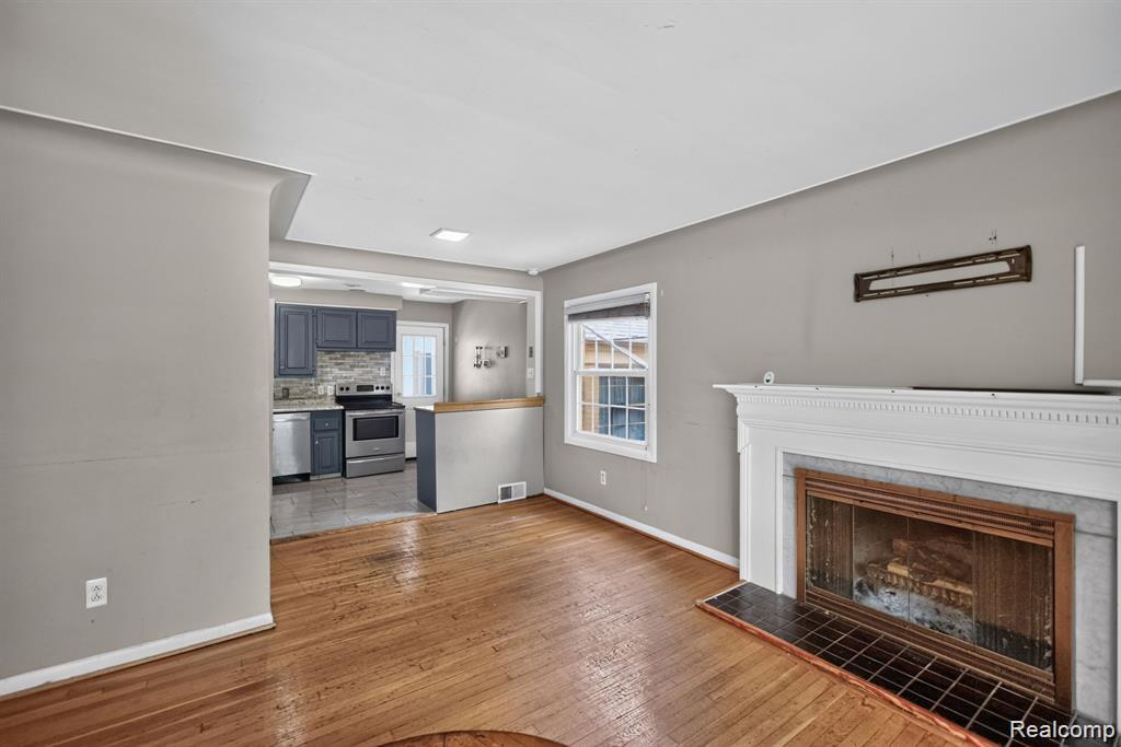 28025 Sunset Boulevard W