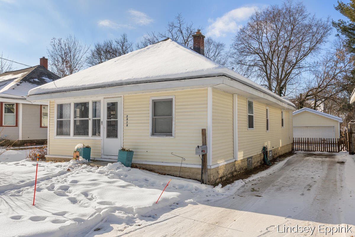 2919 Botsford Pl Avenue NE