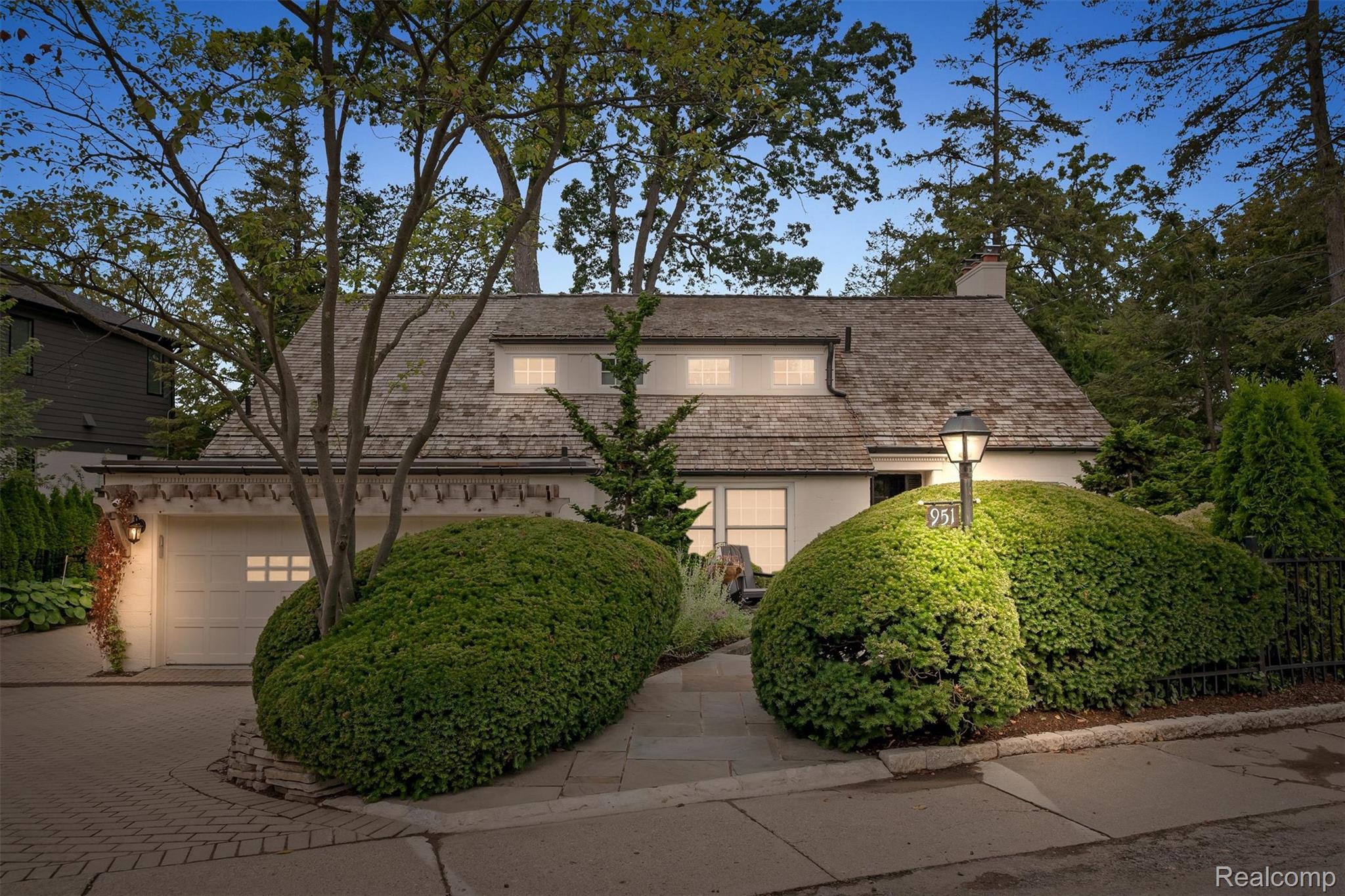 951 Twin Oaks Lane