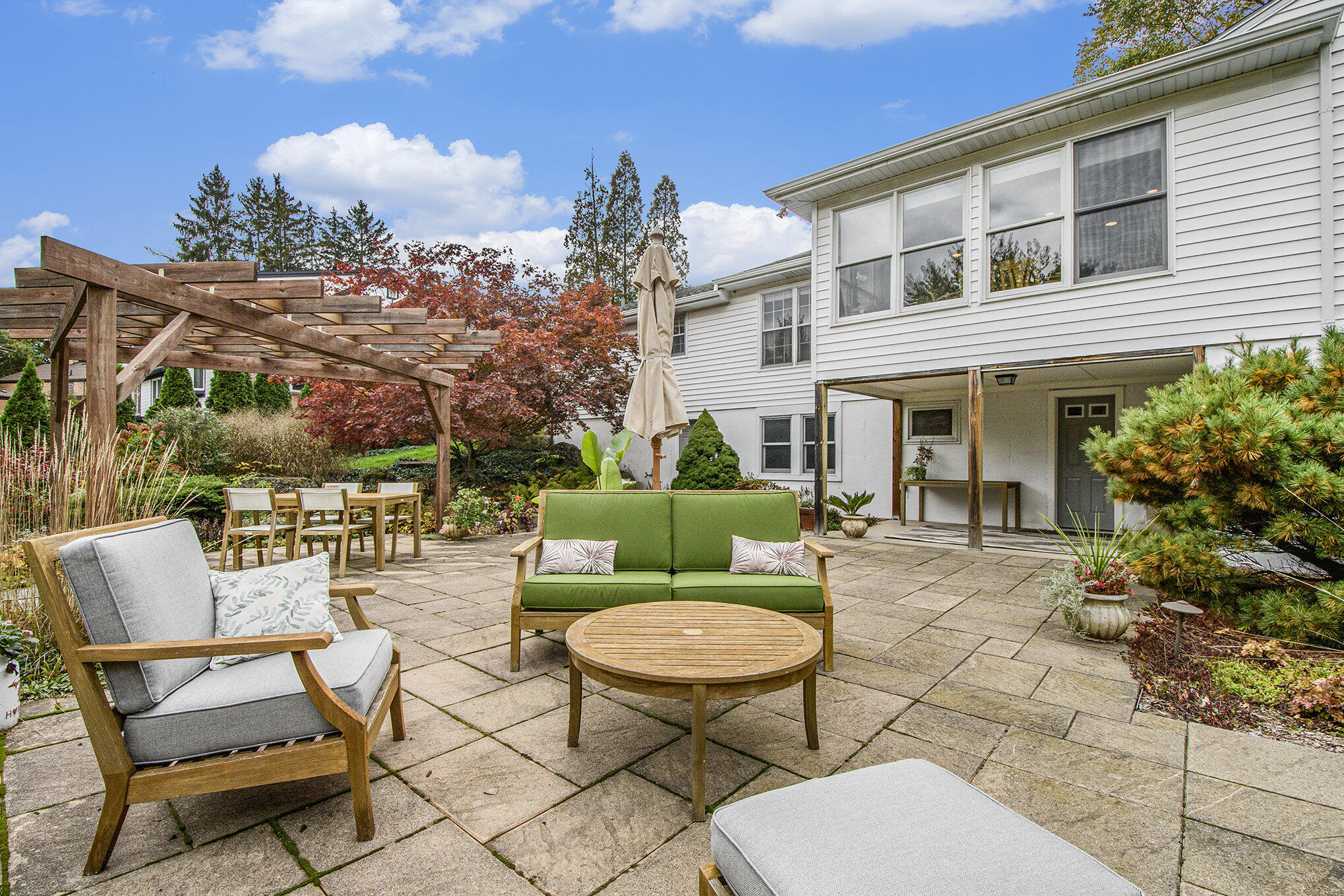 280 Worcester Drive NE