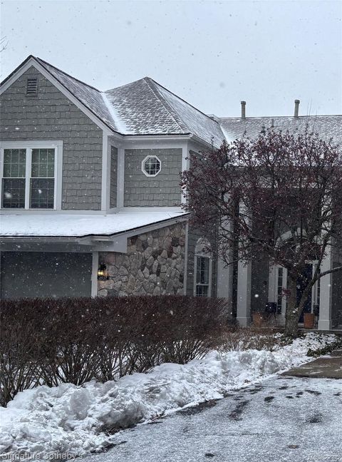 Photo of 1931 Eagle Pointe, Bloomfield Charter Township, MI 48304 (MLS # 20251060604)